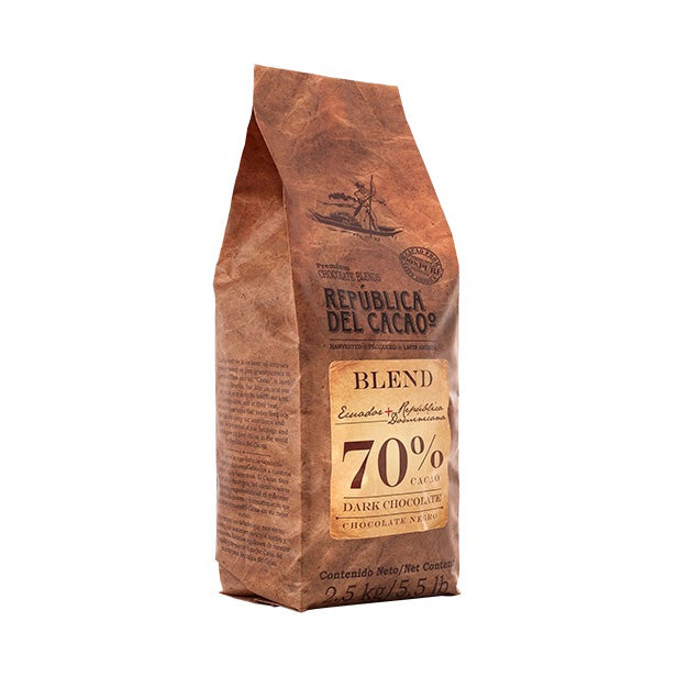 A 2.5 kg bag of Republica del Cacao 70% Dark Chocolate Blend, packaged in a textured brown paper bag with a cream-colored label.