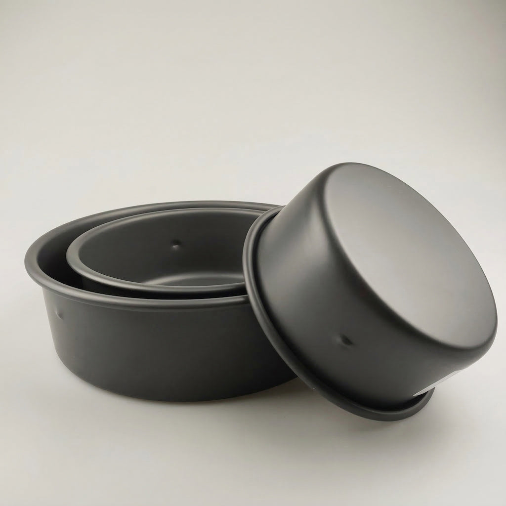 Two gray Sanneng deep round cake pan with different sizes on a light gray background