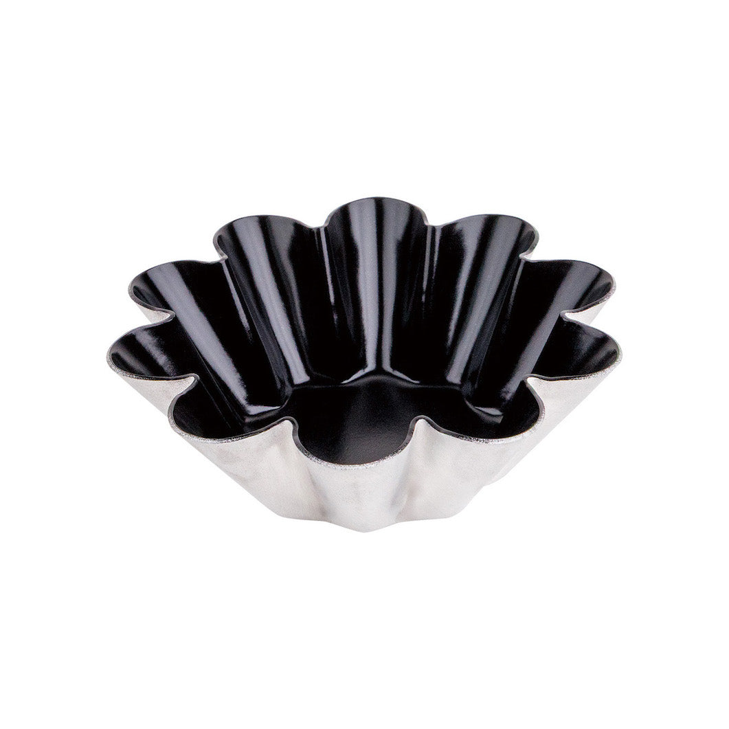 A scalloped fluted Sanneng aluminum brioche pan with a glossy black non stick interior and silver exterior, shown on a plain white background.